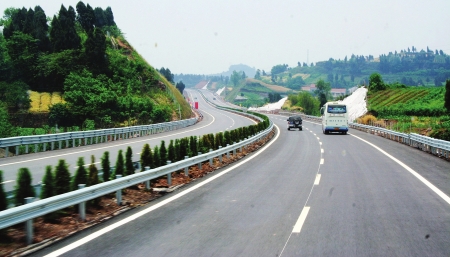 内遂高速建成通车&nbsp;小车跑完全程收费71元(图1)