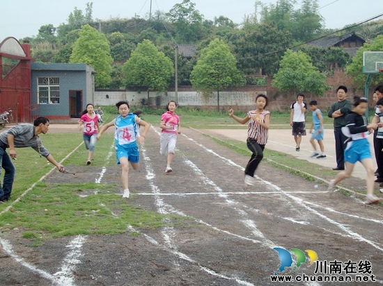宜宾县:学校阳光体育活动精彩不断(图4) 宜宾县:学校阳光体育活动精彩不断(图4)