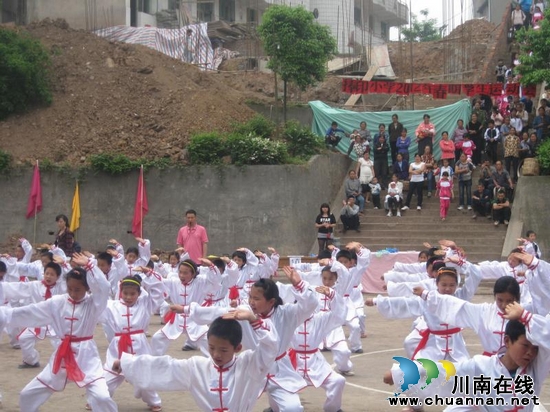 宜宾县:学校阳光体育活动精彩不断(图3) 宜宾县:学校阳光体育活动精彩不断(图3)