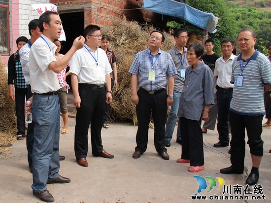 牛滩镇:举行突发地质灾害应急演练 村民模拟逃生(图5) 牛滩镇:举行突发地质灾害应急演练 村民模拟逃生(图5)