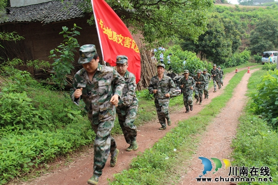 牛滩镇:举行突发地质灾害应急演练 村民模拟逃生(图4) 牛滩镇:举行突发地质灾害应急演练 村民模拟逃生(图4)