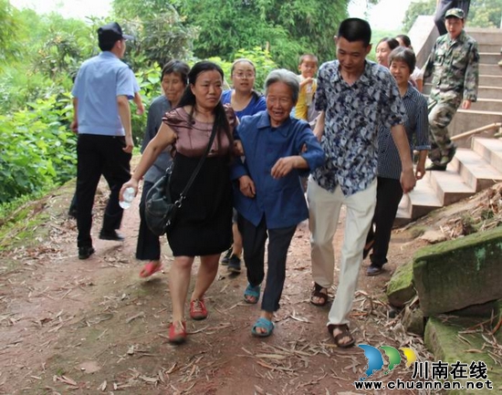 牛滩镇:举行突发地质灾害应急演练 村民模拟逃生(图9) 牛滩镇:举行突发地质灾害应急演练 村民模拟逃生(图9)
