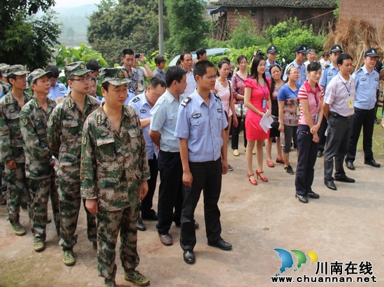 牛滩镇:举行突发地质灾害应急演练 村民模拟逃生(图3) 牛滩镇:举行突发地质灾害应急演练 村民模拟逃生(图3)