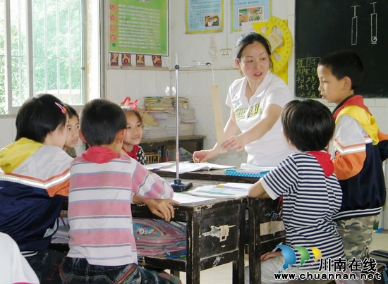 白米乡印子小学:农村小学娃 爱上科学课(图1) 白米乡印子小学:农村小学娃 爱上科学课(图1)