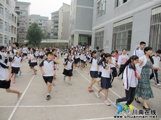 泸州市城北学校举行紧急疏散演练(图1)
