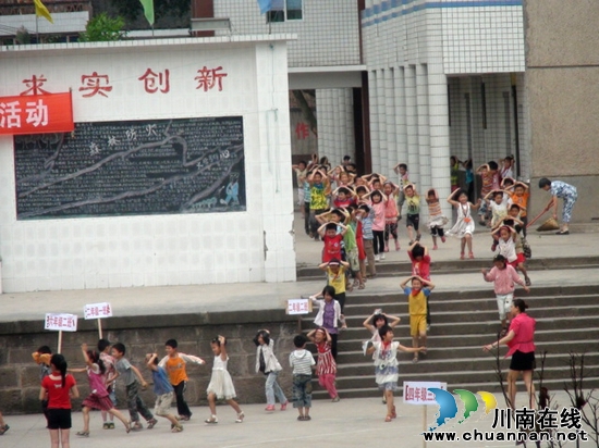 马岭镇中心校:举行别开生面的安全避险演习(图2) 马岭镇中心校:举行别开生面的安全避险演习(图2)