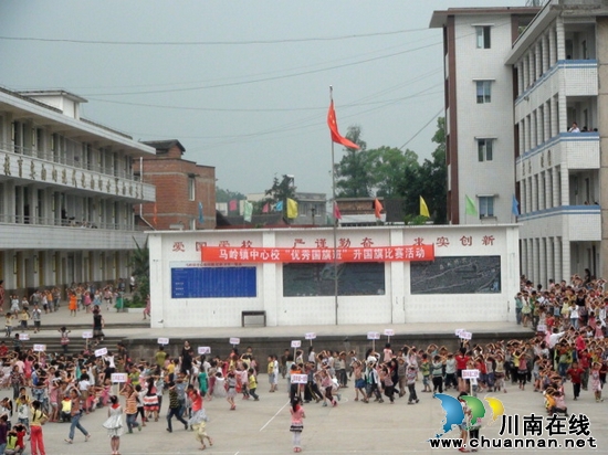 马岭镇中心校:举行别开生面的安全避险演习(图3) 马岭镇中心校:举行别开生面的安全避险演习(图3)