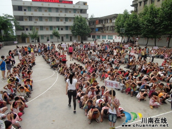 马岭镇中心校:举行别开生面的安全避险演习(图4) 马岭镇中心校:举行别开生面的安全避险演习(图4)