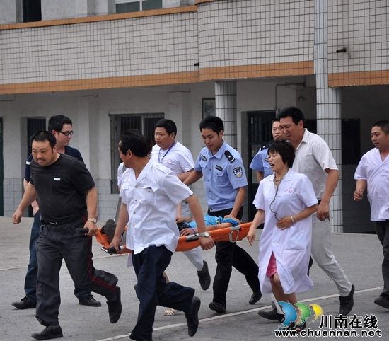 大渡口镇:举行抗震救灾应急演练活动(图2) 大渡口镇:举行抗震救灾应急演练活动(图2)