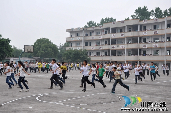 大渡口镇:举行抗震救灾应急演练活动(图1) 大渡口镇:举行抗震救灾应急演练活动(图1)