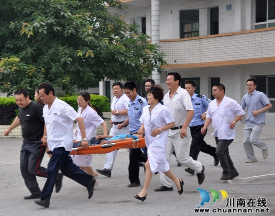 大渡口镇：举行抗震救灾应急演练活动