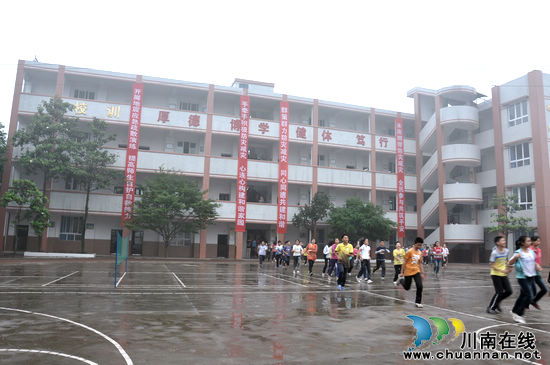 云锦镇:开展防灾救灾应急演练(图2) 云锦镇:开展防灾救灾应急演练(图2)