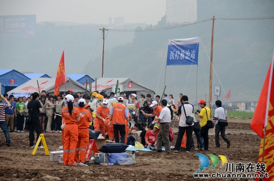 泸州举行2012防灾救灾大救援演练(图3) 泸州举行2012防灾救灾大救援演练(图3)