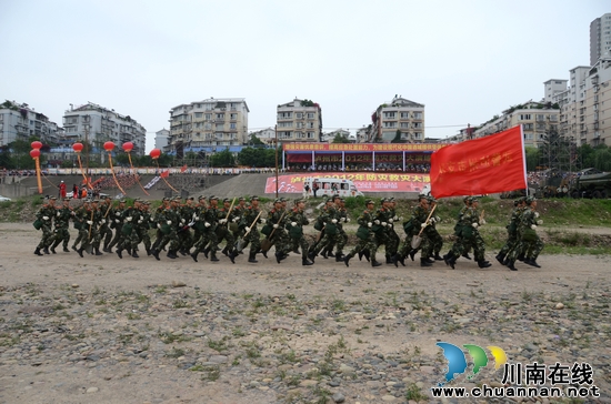泸州举行2012防灾救灾大救援演练(图9) 泸州举行2012防灾救灾大救援演练(图9)
