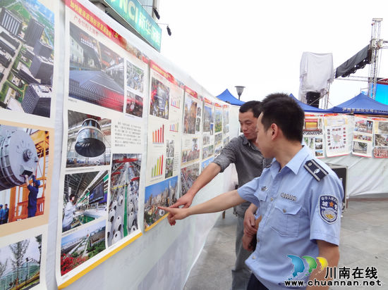 华阳街道:观"奋进四川辉煌剧变"挂图喜迎省党代会