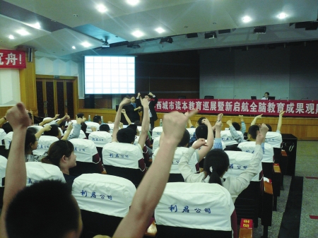 华西城市读本教育巡展抵达泸州(图1) 华西城市读本教育巡展抵达泸州(图1)