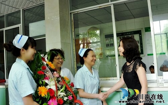 合江：国际护士节100周年游健亲切慰问护士姐妹
