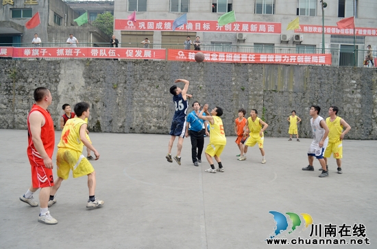 叙永煤矿和威鑫煤业举行篮球友谊赛(图1)