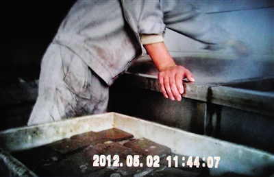 正规肉厂用猪血勾兑假鸭血 流入稻香村加价销售(图3) 正规肉厂用猪血勾兑假鸭血 流入稻香村加价销售(图3)