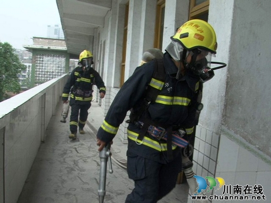 叙永二中3700名师生成功避“火险”(图1) 叙永二中3700名师生成功避“火险”(图1)