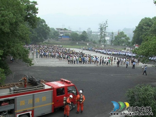 叙永二中3700名师生成功避“火险”(图2) 叙永二中3700名师生成功避“火险”(图2)
