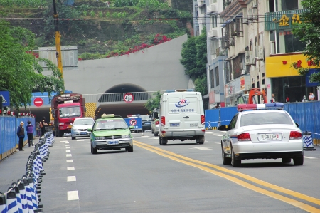 自贡龙汇隧道两头架天桥龙汇街全线禁停(图1)