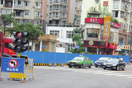 自贡龙汇隧道两头架天桥龙汇街全线禁停(图2)