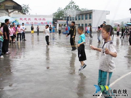 龙山镇:举行2012年小学生"素教舞台"风采大赛(图3) 龙山镇:举行2012年小学生"素教舞台"风采大赛(图3)