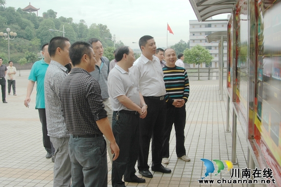 宜宾市领导到宜宾县柳嘉职中调研(图1) 宜宾市领导到宜宾县柳嘉职中调研(图1)