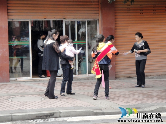 合江县幼旭学校:三路进兵 红领巾开展文明劝导活动(图3) 合江县幼旭学校:三路进兵 红领巾开展文明劝导活动(图3)