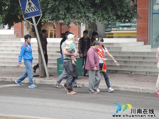 合江县幼旭学校:三路进兵 红领巾开展文明劝导活动(图2) 合江县幼旭学校:三路进兵 红领巾开展文明劝导活动(图2)