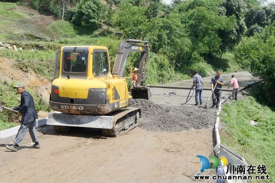 泸县交通局到太伏镇检查指导断头公路建设