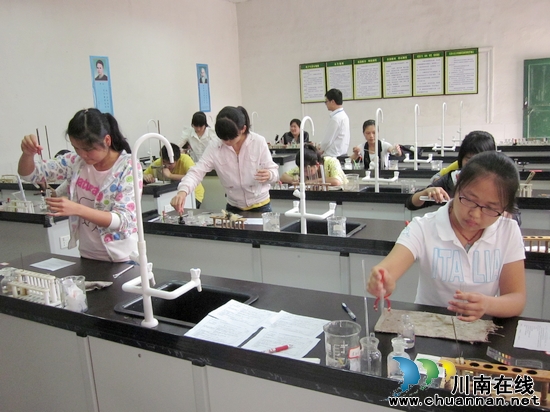 叙永县马岭中学2012年初中实验操作考试圆满结束