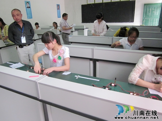 叙永县马岭中学2012年初中实验操作考试圆满结束(图1) 叙永县马岭中学2012年初中实验操作考试圆满结束(图1)