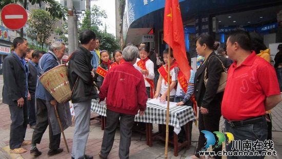 合江镇红卫小学文明劝导“我参与”(图1)