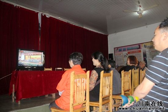 龙车镇：社区干群集中收看省十次党代会开幕式(图4)