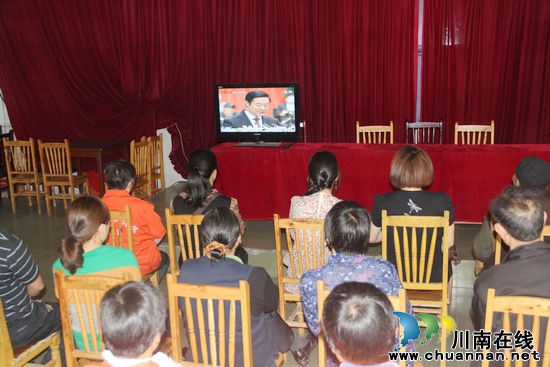 龙车镇：社区干群集中收看省十次党代会开幕式(图2)