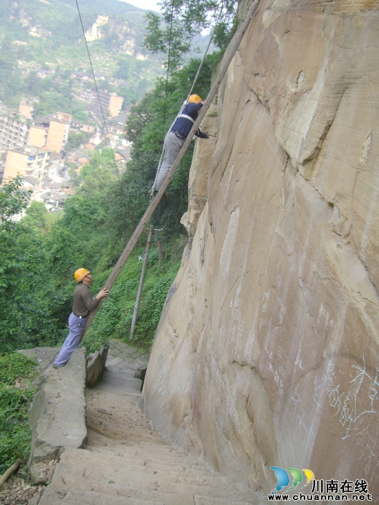 川煤集团威达公司清除危岩隐患&nbsp;确保行人安全(图1)