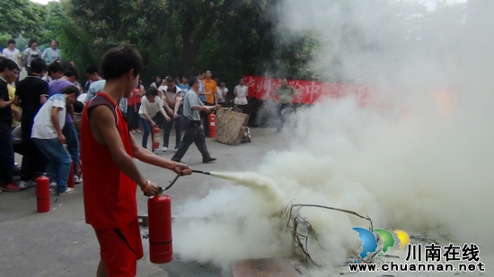泸州市实验中学防范事故应急演练(图1)