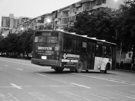 宜宾：客车逆行且随意调头&nbsp;公交公司老总带队自查(图1)