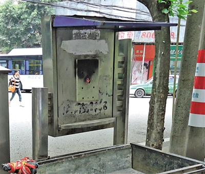 内江:公用电话亭是“去”还是“留”?(图1) 内江:公用电话亭是“去”还是“留”?(图1)