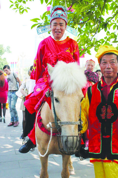 泸州城北广场有人骑马娶新娘(图1)
