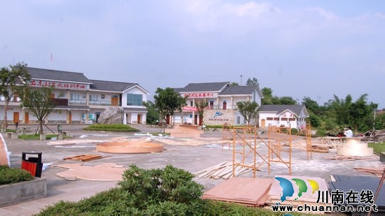 华阳街道:"蔬菜节"活动主会场正在紧锣密鼓施工中(图1) 华阳街道:"蔬菜节"活动主会场正在紧锣密鼓施工中(图1)