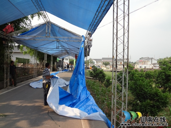 华阳街道:"蔬菜节"活动主会场正在紧锣密鼓施工中(图3) 华阳街道:"蔬菜节"活动主会场正在紧锣密鼓施工中(图3)