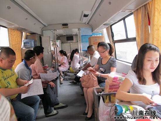 奇峰镇:义务献血好火爆(图3) 奇峰镇:义务献血好火爆(图3)
