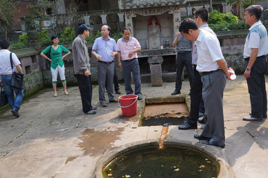央视《走遍中国》到立石古镇采风(图1)