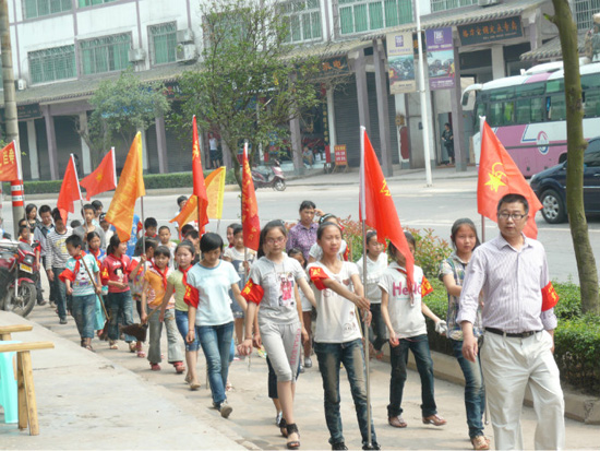 佛荫镇:“环保小卫士”在行动(图1) 佛荫镇:“环保小卫士”在行动(图1)