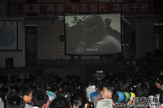 上马镇：法制电影“进社区”干部群众“学法忙”(图1)