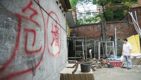 自贡一社区修安置房 居民质疑是“违建”(图2) 自贡一社区修安置房 居民质疑是“违建”(图2)