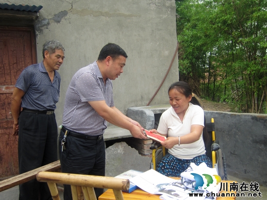 方洞镇：迎接助残日&nbsp;爱心送温暖(图1)